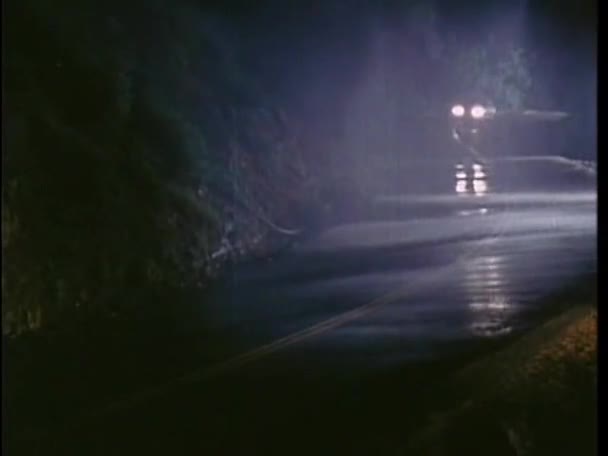 Voiture accélérant sur la route de montagne 