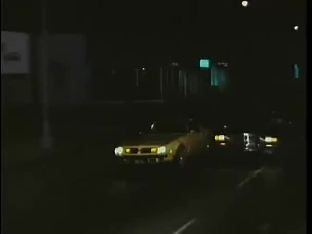 Auto versucht, ein anderes Auto von der Straße zu drängen — Stockvideo