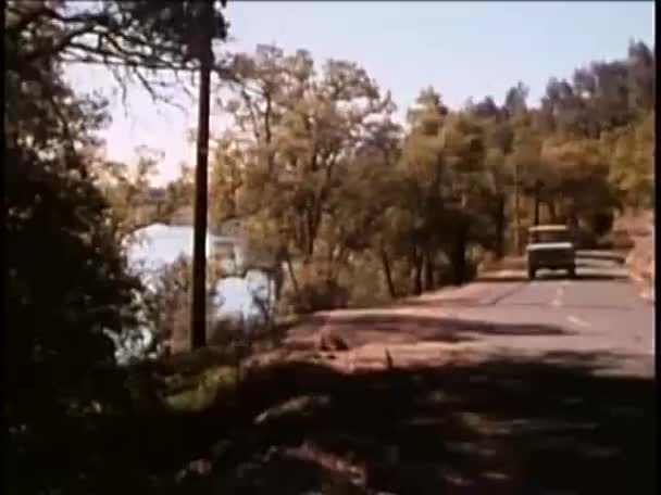 在道路上行驶的吉普车 — 图库视频影像