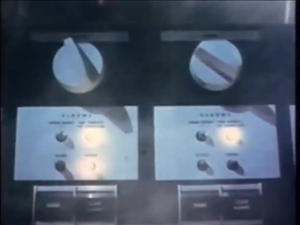 Дым появляется из панелей управления на компьютере — стоковое видео
