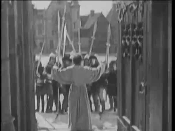 Ιερέας κλείδωμα στρατιώτες από την είσοδο της εκκλησίας — Αρχείο Βίντεο