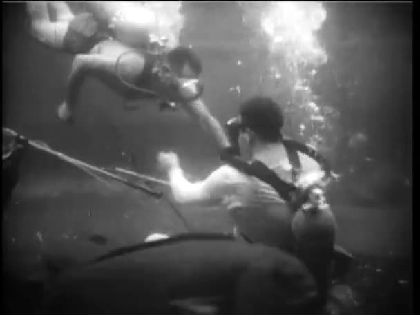 Scuba divers attaking another diver — Stock Video