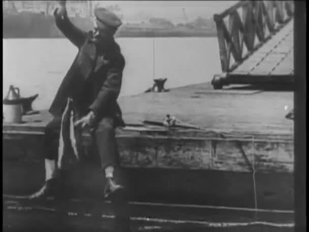 Pêcheur assis au bord de la jetée — Video