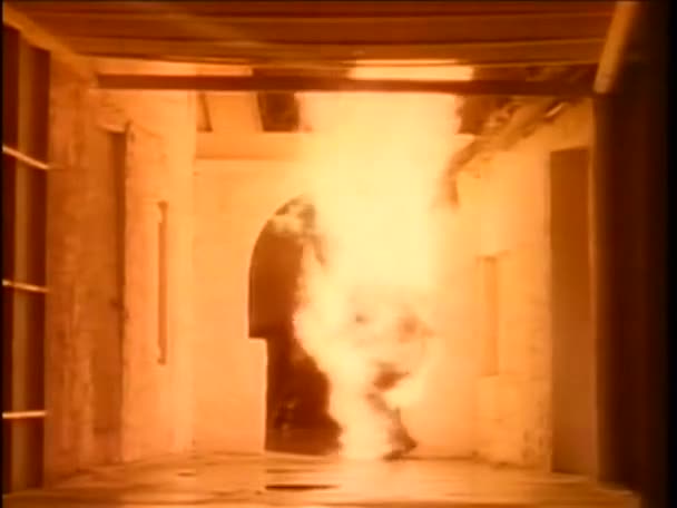 Homme en feu marchant à travers le hall 
