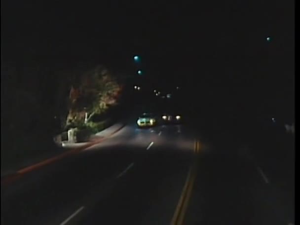 Αυτοκίνητο τρέχει έξω από τον δρόμο και να γυρνάτε — Αρχείο Βίντεο