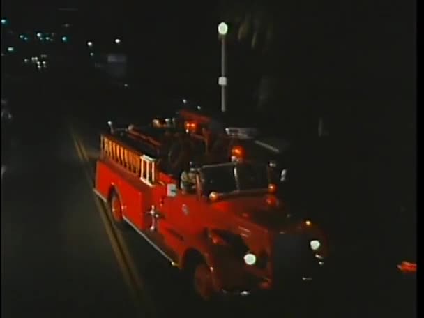 Camión de bomberos llegando a escena — Vídeos de Stock
