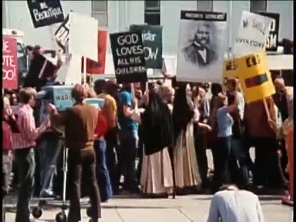 Manifestantes segurando sinais — Vídeo de Stock