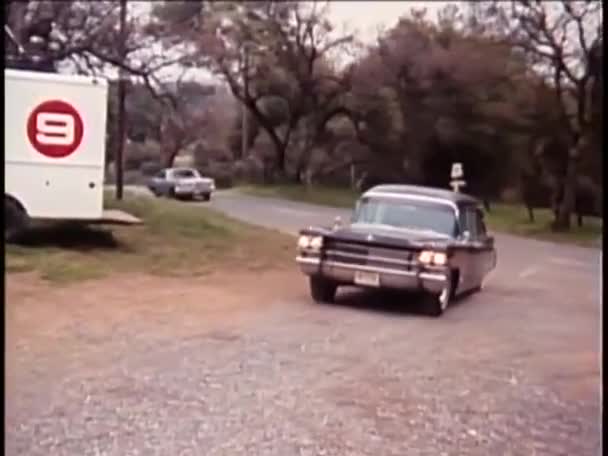 Carro funebre in retromarcia — Video Stock