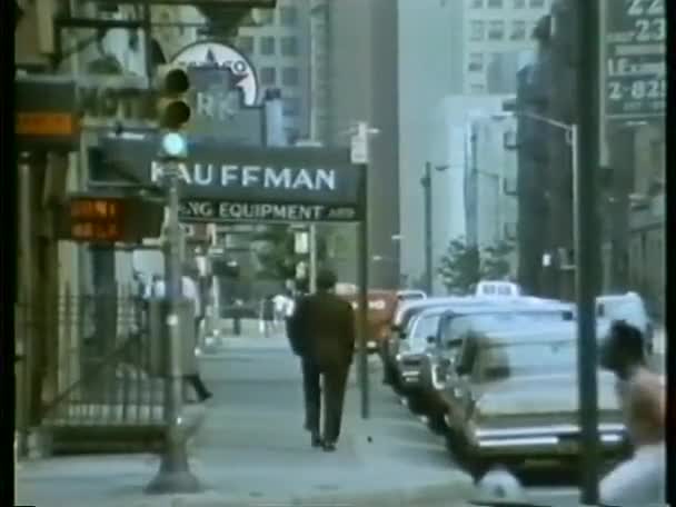 Άνθρωποι περπατούν στο δρόμο — Αρχείο Βίντεο