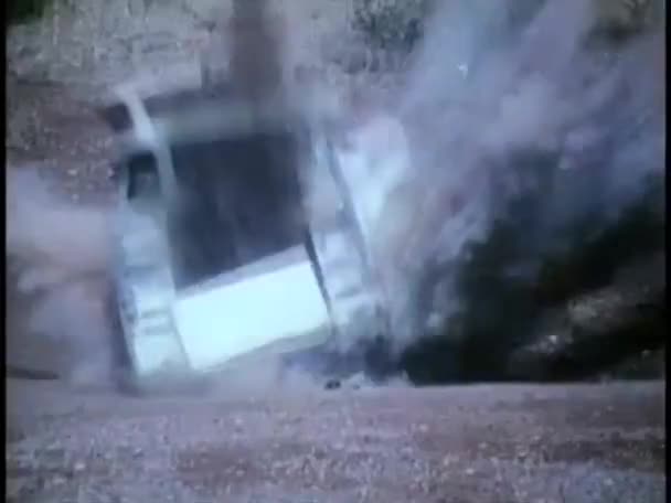 Camión con cajas de dinamita explotando — Vídeo de stock