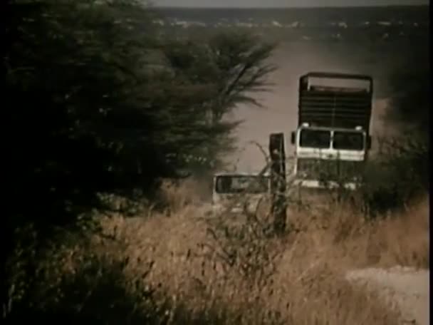 Τα οχήματα που κινούνται μέσω της Αγκόλα — Αρχείο Βίντεο