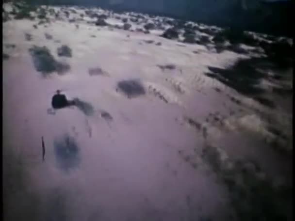 앙골라 사막을 통해 도착 하는 헬기 — 비디오