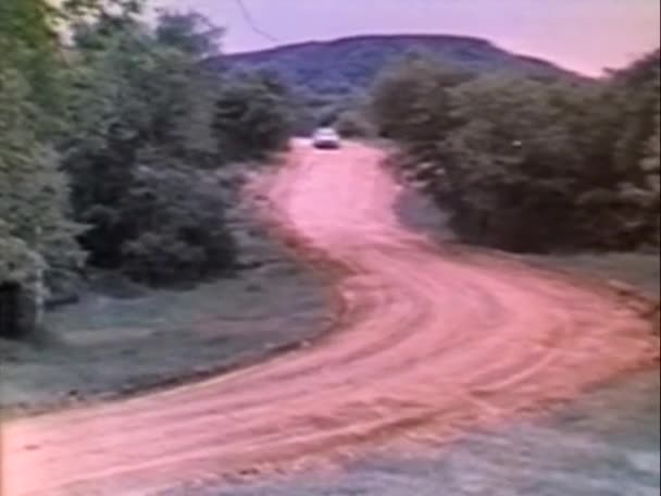 Carro em movimento na estrada de terra — Vídeo de Stock