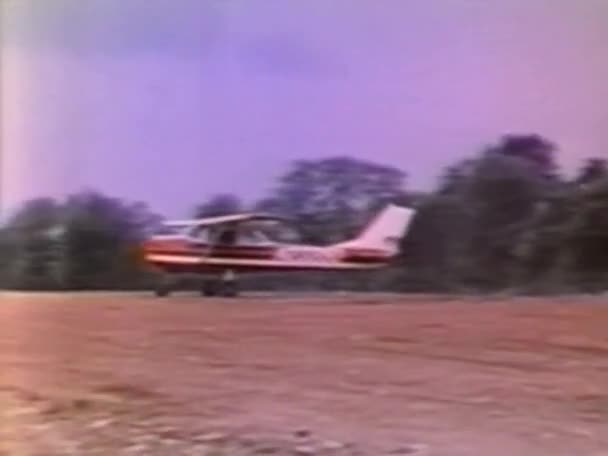 Avión moviéndose en el campo — Vídeos de Stock