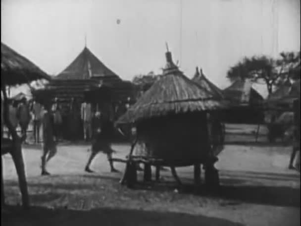 People carrying bags on head — Stock Video