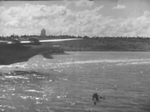 Watervliegtuig vliegen over de rivier — Stockvideo