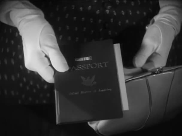 Mujer dando pasaporte al hombre — Vídeo de stock