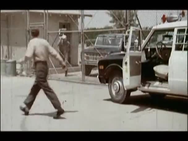 Guard opening door for vehicle — Stock Video