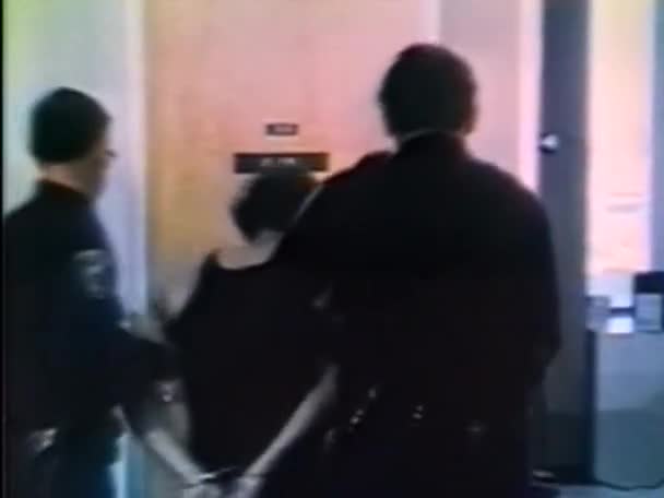 Αξιωματικοί περπάτημα με ποινικό — Αρχείο Βίντεο