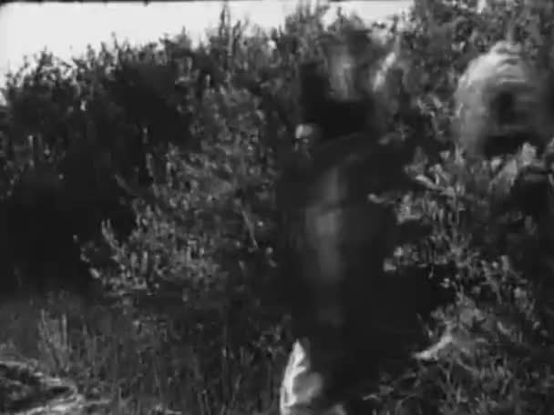 Άνδρες που βγαίνει μέσα από τα φυτά — Αρχείο Βίντεο