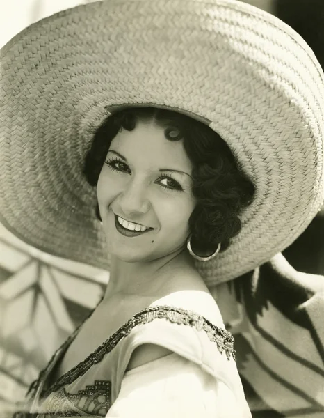 Sorridente sotto il cappello di paglia — Foto Stock