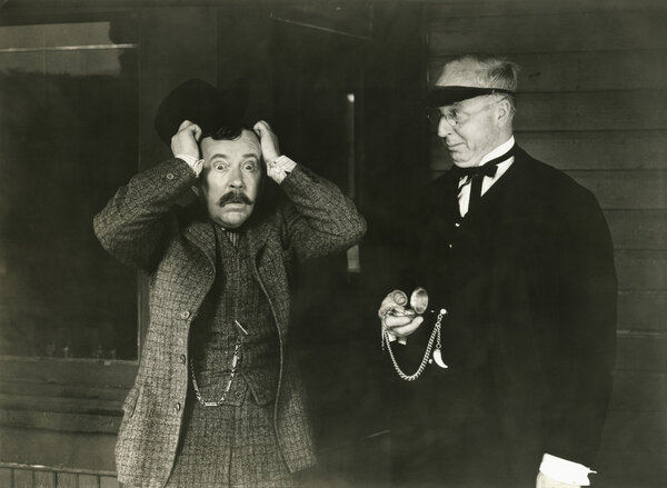 Теряет самообладание.
