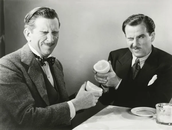 Homens esguichando suco de toranja — Fotografia de Stock