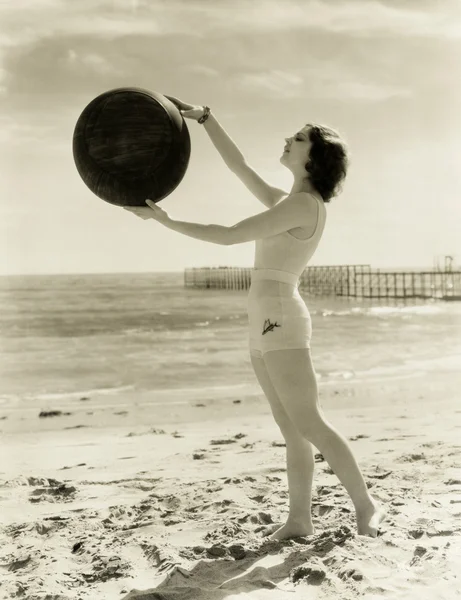 Frau mit Ball am Strand — Stockfoto