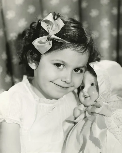 Petite fille posant avec sa poupée — Photo