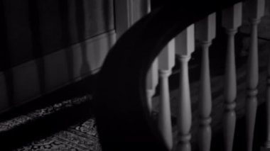 Yavaş yavaş içinde ev yürüyen adam