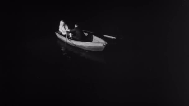 Man rowing woman  on lake — Stock Video