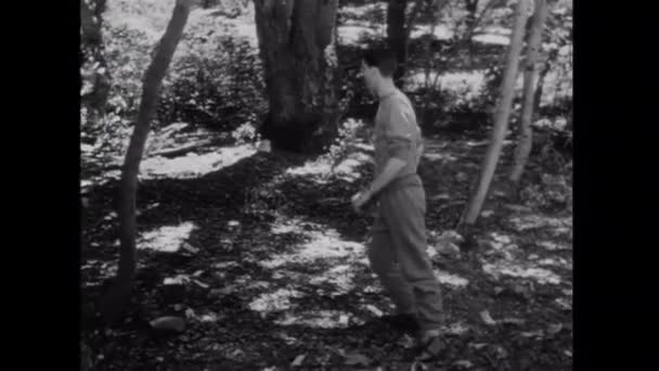 Homens a correr pela floresta — Vídeo de Stock