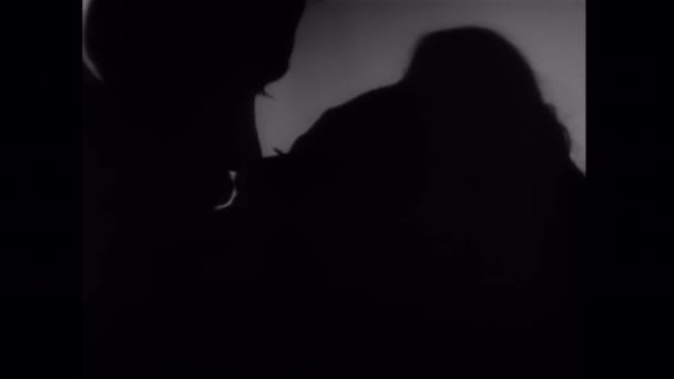 Silhuett av ett par kyssar — Stockvideo