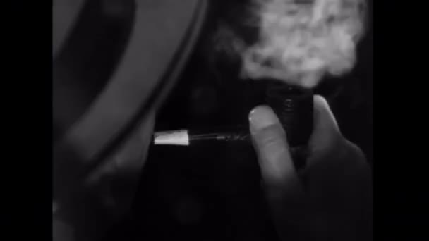 Человек курит трубку — стоковое видео