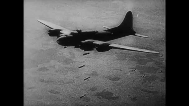 Самолет сбрасывает бомбы во время — стоковое видео