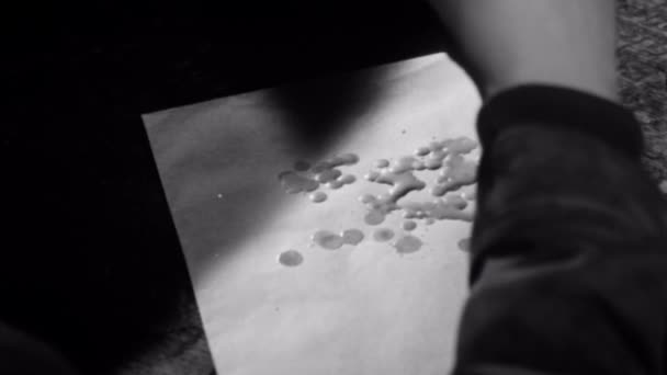 滴在纸上的烛蜡的男人 — 图库视频影像