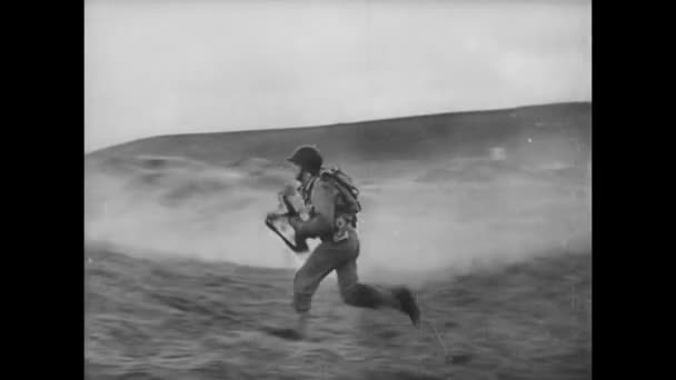 Soldiers in combat, 1940s — Stock Video