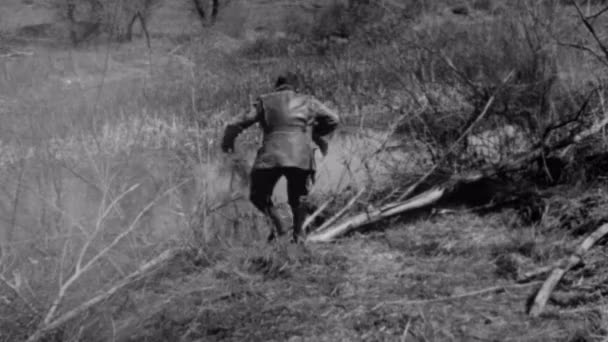 Κυνηγός που τρέχει κάτω από το λόφο — Αρχείο Βίντεο