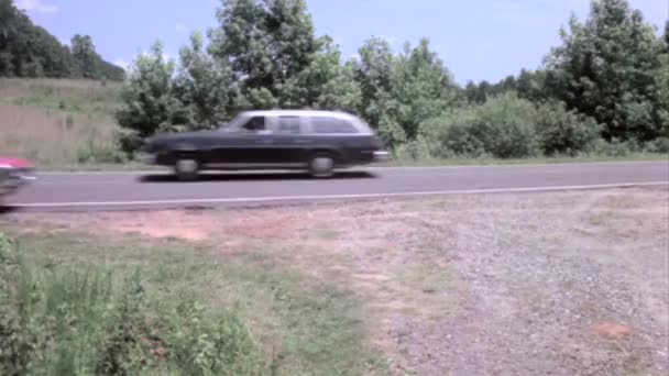 Bil kör av väg — Stockvideo