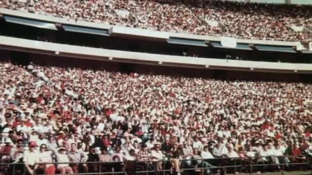 Multidão assistindo cheerleaders no estádio — Vídeo de Stock