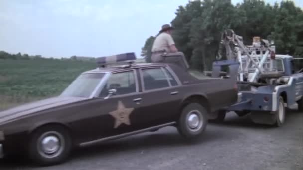 Coche de policía en carretera rural — Vídeos de Stock