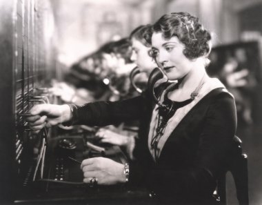 Geçiş panosu operatörleri iş başında