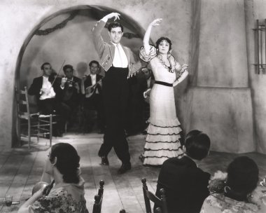 Latince dansçılar dans