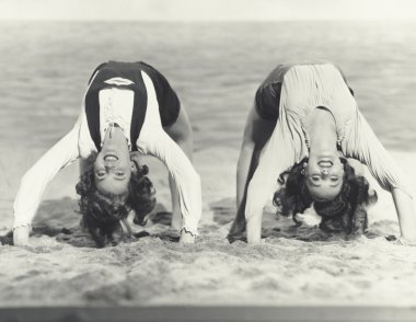 Sahilde backbends yapıyor kadın