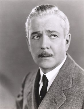 Hüzünlü gözleri olan adam