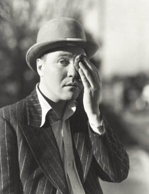 adam siyah göz