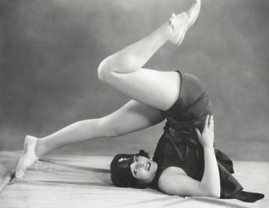kadın yoga pulluk içine alma poz