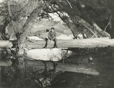 Göl kenarında oturan adam