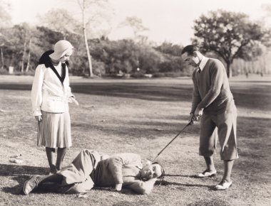 Golf sahasında yatan adam
