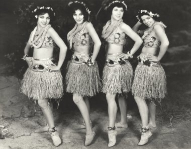 Hawaiian dansçılar poz